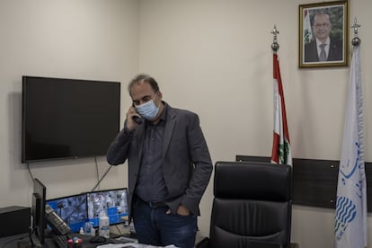 Wassim Daher, director general del Establecimiento de Agua del Sur del Líbano (SLWE) en Saida, habla por teléfono desde su despacho. “Es un problema estructural. Los cortes de electricidad constantes están sometiendo al sistema nacional a una presión muy grande. La fuente de alimentación intermitente hace que se interrumpa el tratamiento, el bombeo y la distribución a los hogares”, explica.