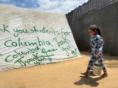 Una niña, junto a una pancarta de apoyo a los estudiantes propalestinos de Columbia, este jueves en Rafah.