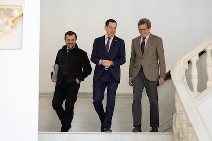 De izquierda a derecha, el portavoz parlamentario el PP, Antonio Martín, el presidente de la Junta andaluza, Juan Manuel Moreno, y el consejero de Industria, Jorge Paradela, a su llegada a la sesión de control en el Parlamento de Andalucía. FOTO: PACO PUENTES (EL PAÍS)