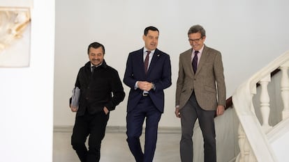 De izquierda a derecha, el portavoz parlamentario el PP, Antonio Martín, el presidente de la Junta andaluza, Juan Manuel Moreno, y el consejero de Industria, Jorge Paradela, a su llegada a la sesión de control en el Parlamento de Andalucía. FOTO: PACO PUENTES (EL PAÍS)