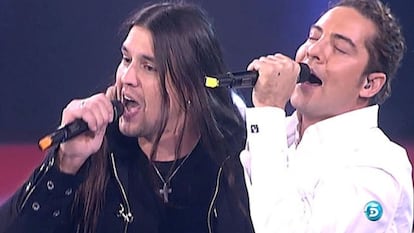 Rafa Blas (de negro) y Bisbal cantan a dúo en La Voz.