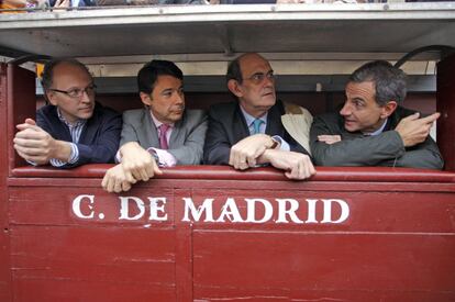 30 de mayo de 2008. Gabriel Elorriaga, secretario ejecutivo de Comunicaci&oacute;n del PP, Ignacio Gonz&aacute;lez, vicepresidente primero de la Comunidad de Madrid, Ignacio Astarloa, secretario de Libertades P&uacute;blicas y Seguridad del PP y Juan Costa (de izquierda a derecha) asisten a una corrida de abono de la Feria de San Isidro en la plaza de toros de las Ventas, Madrid. 