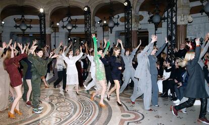 Las modelos del desfile de Stella McCartney bailando como homenaje a George Michael.