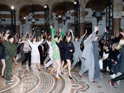Las modelos del desfile de Stella McCartney bailando como homenaje a George Michael.