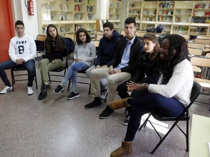Grupo de la Fundacion ANAR, en aula de escucha, contra el acoso escolar. 