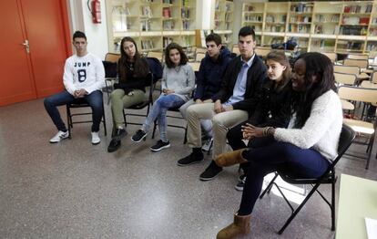 Grupo de la Fundacion ANAR, en aula de escucha, contra el acoso escolar. 