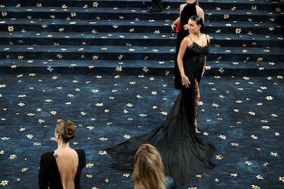 Georgina Rodríguez, ilk Met Gala'sında minimalizmi tercih ederek, kuyruklu, yan yırtmaçlı siyah bir gece elbisesi, uyumlu topuklu ayakkabılar ve geriye doğru taranmış dağınık saçlar giydi.
