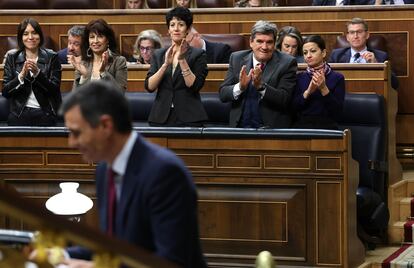 El presidente del Gobierno, Pedro Sánchez (en primer término), el miércoles en el Congreso de los Diputados.