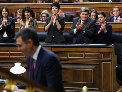 El presidente del Gobierno, Pedro Sánchez (en primer término), el miércoles en el Congreso de los Diputados.