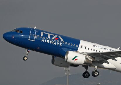 Un avión de Ita Airways, saliendo del aeropuerto de Barcelona.