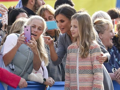 La reina Letizia y la princesa Leonor, en el primer acto de la heredera en Oviedo con motivo de los Premios Princesa de Asturias.