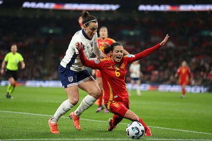 Aitana Bonmatí cae al suelo tras la presión de Lucy Bronze el miércoles en Wembley.