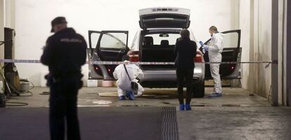 La policía científica registra el vehículo en el que la viuda del expresidente de la extinta Caja de Ahorros del Mediterráneo (CAM), Vicente Sala, ha sido hallada muerta por en el interior del coche de alta gama en el transcurso de un supuesto robo Alicante.