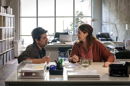 Cesc Gay conversa con Nora Navas en el rodaje de 'Mi amiga Eva'.