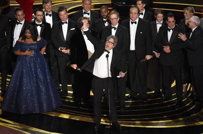 Peter Farrelly, ao centro, e o elenco de 'Green Book', ao receber o Oscar 2019 de melhor filme.