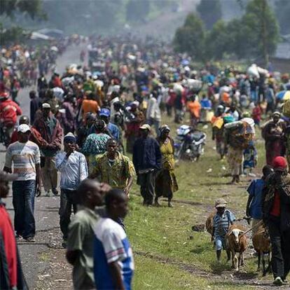 Refugiados huyendo de los combates entre rebeldes y tropas gubernamentales en Kibati, cerca de Goma, capital de Kivu Norte.