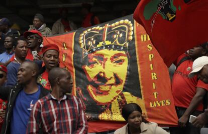 Una bandera con una imagen de Winnie Mandela desplegada durante el acto conmemorativo celebrado en Soweto, el 11 de abril de 2018.