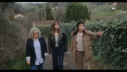 Carmen Lobeto, Isabel Jiménez y Blanca Romero en Pinzales-Aguda (Asturias).