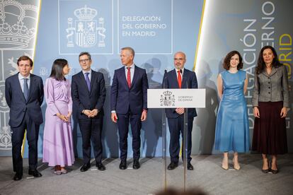 Foto de familia de los asistentes a la toma de posesión del nuevo delegado del Gobierno en la Comunidad de Madrid.