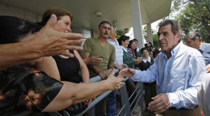 Eduardo Frei, candidato de la Concertación a la presidencia chilena, saluda a algunos seguidores ayer en Santiago.