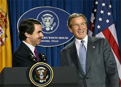 José María Aznar y George W. Bush, durante una rueda de prensa en el rancho del presidente estadounidense en Crawford (Tejas) el pasado 22 de febrero.