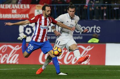 Real Madrid's Gareth Bale in action with Atletico Madrid's Juanfran  Reuters / Sergio Perez Livepic EDITORIAL USE ONLY.