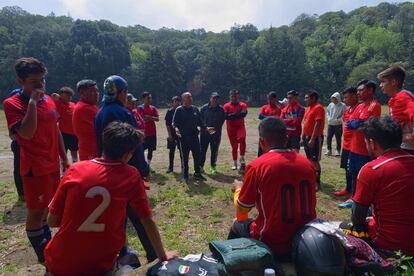 El recinto, conocido por los locales como la "cancha de los dioses", se ubica en el límite entre las alcaldías Xochimilco y Milpa Alta, al sur de la capital mexicana. En la imagen, un equipo de fútbol amateur se reúne antes de un partido. 