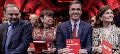 El ministro de Fomento, Jose Luis Abalos (a la izquierda); la presidenta del PSOE, Cristina Narbona; el presidente del Gobierno y secretario general de los socialistas, Pedro Sánchez; y la vicepresidenta y responsable de Igualdad, Carmen Calvo, ayer.