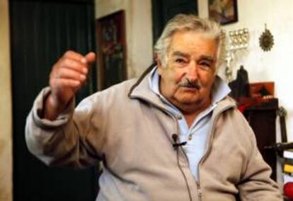 El presidente de Uruguay, José Mujica, habla durante una entrevista con Efe, este 16 de mayo, en su domicilio, en una zona rural de Montevideo (Uruguay).