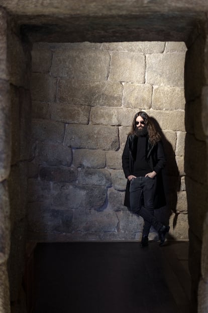 El escritor Daniel Gómez Aragonés, en la iglesia visigoda de Santa María de Melque.