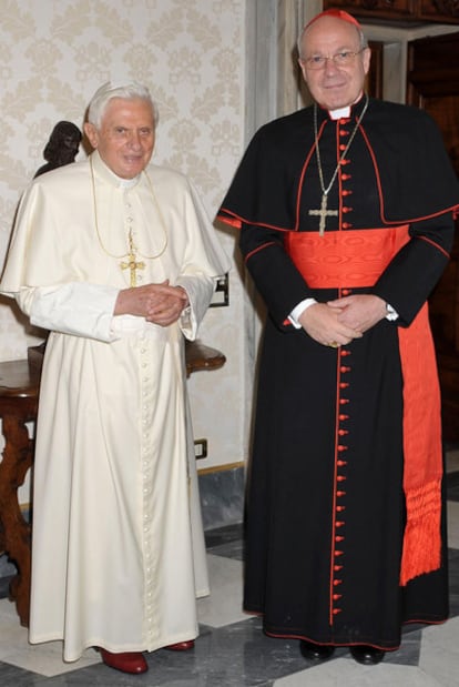 El Papa, Benedicto XVI, junto al cardenal Christoph Schoenborn, a quien ha recibido hoy en El Vaticano.