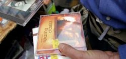 Un cliente comprando discos.