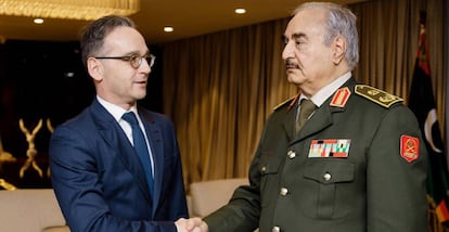 Heiko Maas (izquierda), ministro de Exteriores alemán, da la mano al comandante del Ejército de Liberación Nacional libio Jalifa Haftar, en Benghazi (Libia) el pasado día 16.