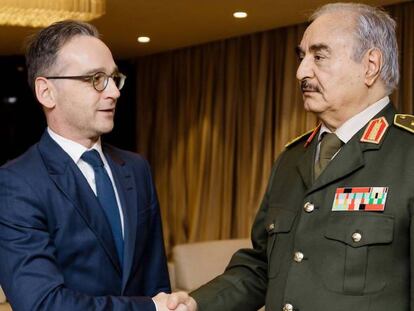 Heiko Maas (izquierda), ministro de Exteriores alemán, da la mano al comandante del Ejército de Liberación Nacional libio Jalifa Haftar, en Benghazi (Libia) el pasado día 16.