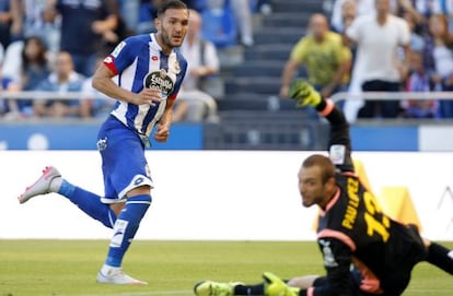 Lucas Pérez marca el segundo del Deportivo al Espanyol.