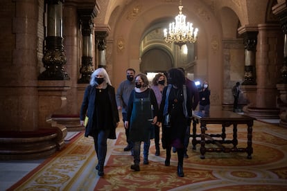 Diputados de la CUP, con Eulàlia Reguant en el centro, tras la comparecencia en el Parlament