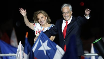 Piñera celebra la victoria con su esposa en Santiago de Chile.