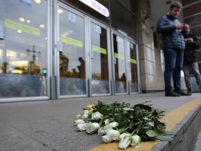 Flores depositadas na frente da estação do metrô de São Petersburgo em que ocorreu o atentado.