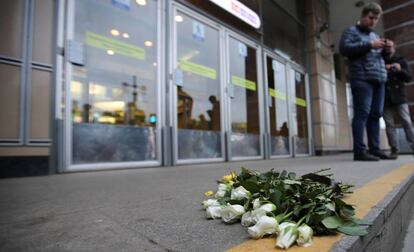 Flores depositadas na frente da estação do metrô de São Petersburgo em que ocorreu o atentado.