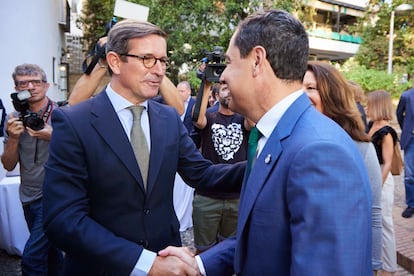 El presidente de la Junta de Andalucía, Juan Manuel Moreno, saluda al consejero de Industria, Jorge Paradela.