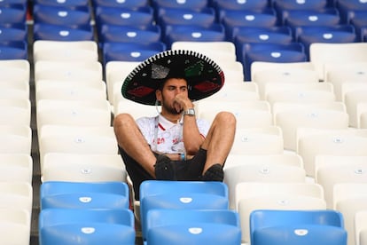 Un fan lamentándose en las gradas tras la eliminación de México ante Rusia.