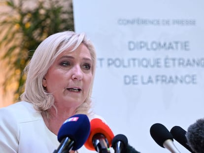 Marine Le Pen, candidata de la ultraderecha a las presidenciales francesas, en una rueda de prensa sobre política exterior en París este miércoles.
