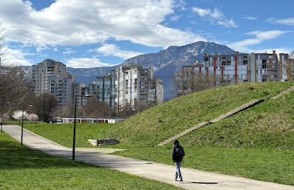 Un chico camina hacia el barrio de la Villa Olímpica en Grenoble, uno de los más conflictivos de la ciudad.