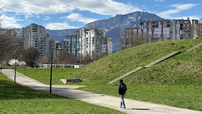 Un chico camina hacia el barrio de la Villa Olímpica en Grenoble, uno de los más conflictivos de la ciudad.