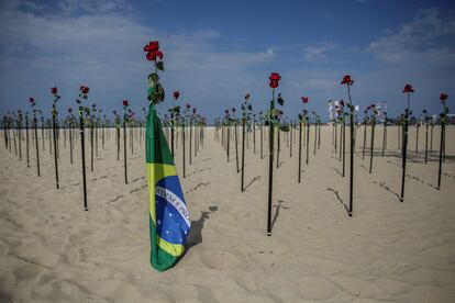 Centenares de rosas rojas fueron "plantadas" en memoria de las 500.000 personas fallecidas por la covid-19 en Brasil este martes en la emblemática playa de Copacabana, en Río de Janeiro (Brasil).