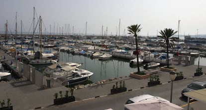 Puerto de La Caleta de V&eacute;lez-M&aacute;laga, en una imagen tomada en 2004.