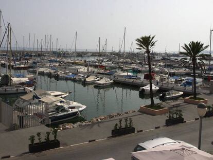 Puerto de La Caleta de V&eacute;lez-M&aacute;laga, en una imagen tomada en 2004.