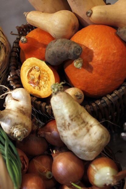 En la frutería La Repera se venden frutas y verduras ecológicas, sobre todo de temporada. Nabos, cebollas y calabazas son algunas de las más demandadas