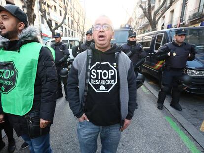 Protesta contra un desahucio en un edificio de Madrid.