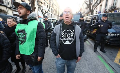 Protesta contra un desahucio en un edificio de Madrid.